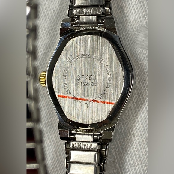 EUC Ladies Quartz Watch with second hand Silver tone & Gold tone (needs battery) - Picture 4 of 4